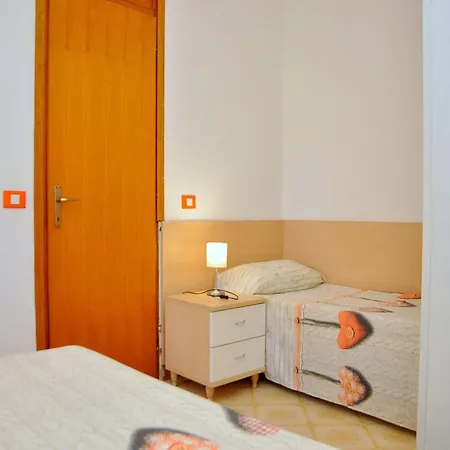 Апартаменты Comfy Seaside Flat Ideal For 5 Guests - Beahost